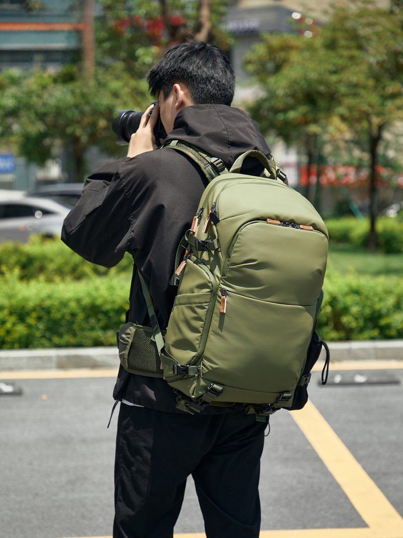 新款防泼水大容量户外通勤双肩包旅行相机背包微单收纳登山摄影包