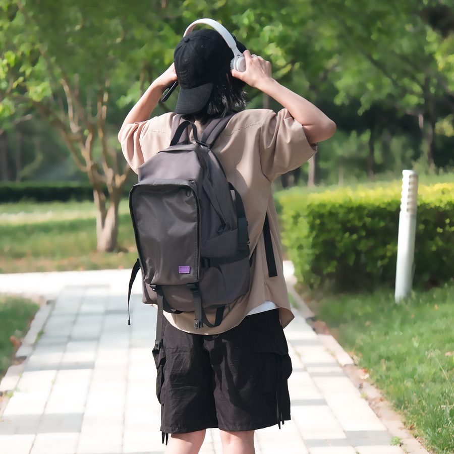 户外双肩包男设计感小众旅行电脑背包男士通勤大容量轻便书包 细节图 3